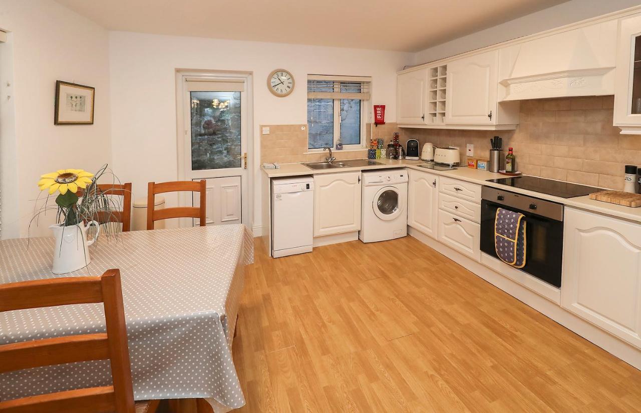 Two Bedroom Townhouse In The Heart Of Dungarvan 邓加文 外观 照片